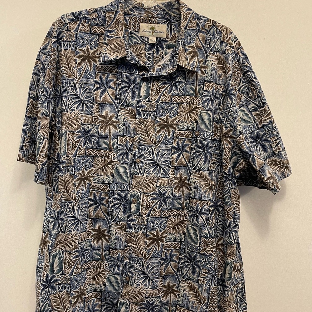 Island Shores - Men’s Tropical Button Down - EUC